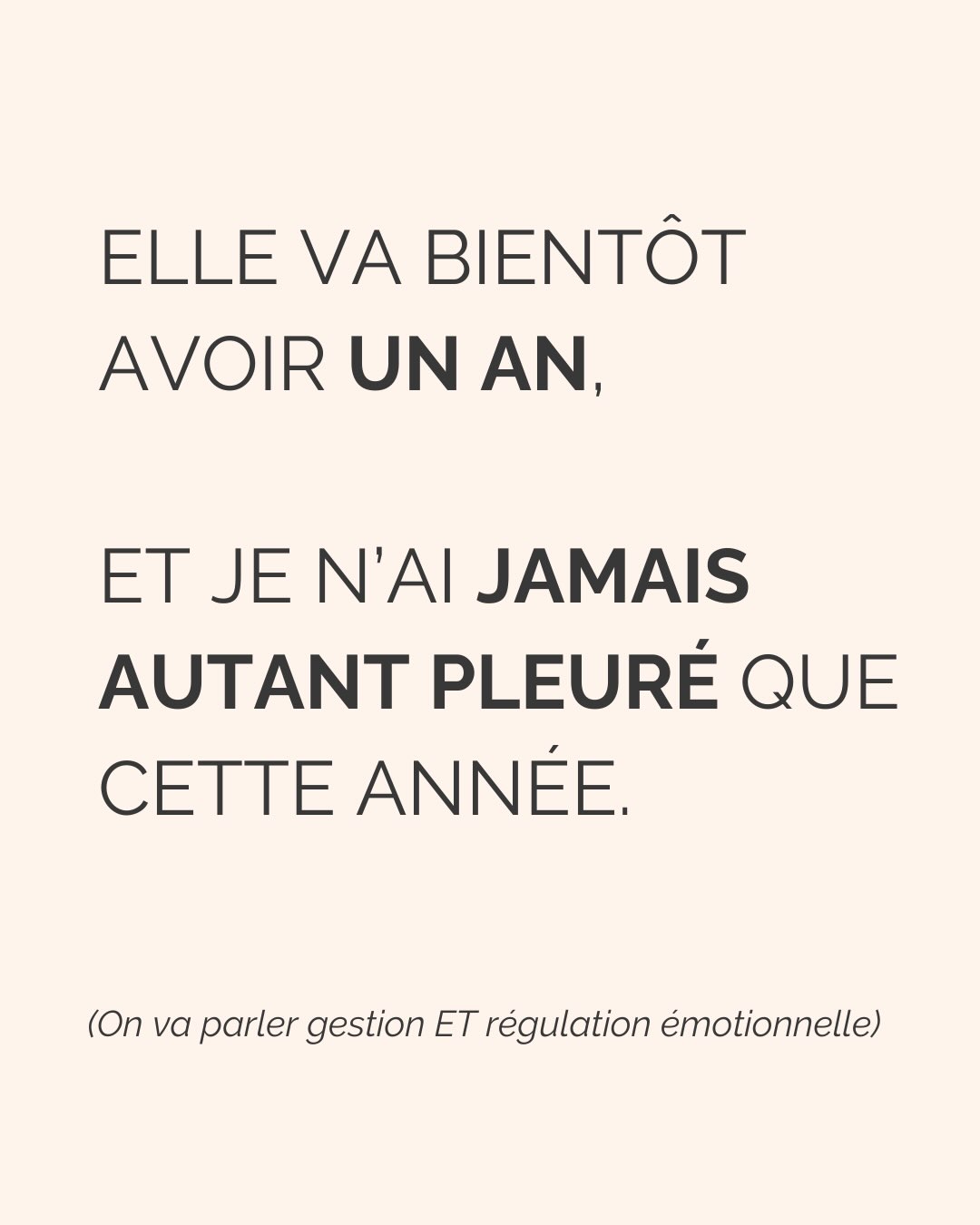 Ça m’arrive trop souvent d’entendre des parents me dire qu’ils ne pleurent JAMAIS devant leurs enfants, que ça se fait pas, qu’il ne faut pas. Je comprends parfaitement d’où ça vient, et c’est complètement légitime comme raisonnement et manière de faire.
MAIS…
Un truc que je veux dire à tous les parents et futurs parents.
Les enfants n’ont pas besoin de parents parfaits qui ne ressentent jamais rien. Ils ont besoin d’apprendre qu’il n’y a aucune honte à ressentir une émotion, même si elle est forte, même si elle est inconfortable.
Ce qui ne veut pas dire non plus qu’il faut tout déverser sans filtre sur eux.
Mais un enfant qui voit son parent pleurer, puis se relever, et expliquer calmement ce qui s’est passé, apprend quelque chose qu’aucun discours ne lui apprendra jamais.
On sait bien que les enfants n’écoutent pas ce qu’on dit, mais font ce qu’on fait.
Alors ok, si t’avais plus ou moins 13 ans comme moi le 12 juillet 98 (big up à ma story), on a souvent grandi avec une petite omerta sur les émotions, on va pas se mentir.
Mais on n’est pas obligés de reproduire ça.
Se cacher pour vivre nos émotions, c’est transmettre à nos enfants qu’il faut avoir honte de ce qu’on ressent et ne surtout pas le montrer.
Ce que je fais avec Olga depuis toujours, c’est de lui dire les choses simplement. « Tout à l’heure, maman était très fatiguée et elle a craqué, elle a eu besoin de pleurer. Ça n’a rien à voir avec toi, c’est pas de ta faute, c’est juste un besoin que j’avais de vivre ma tristesse/mon désespoir/ma colère etc. ».
Et c’est pas parfait. Ni le discours, ni les émotions que je traverse quand elle est là. C’est vraiment pas parfait. Mais je garde toujours en tête cette expression du pédiatre Winnicott qui parlait de « parent suffisamment bon », et ça m’aide.
#parentalité #attachement #gestiondesemotions#emotion